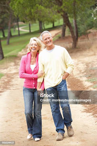 年配のカップル楽しみながらウォークインパーク - 歩くのストックフォトや画像を多数ご用意 - 歩く, 年配のカップル, カップル