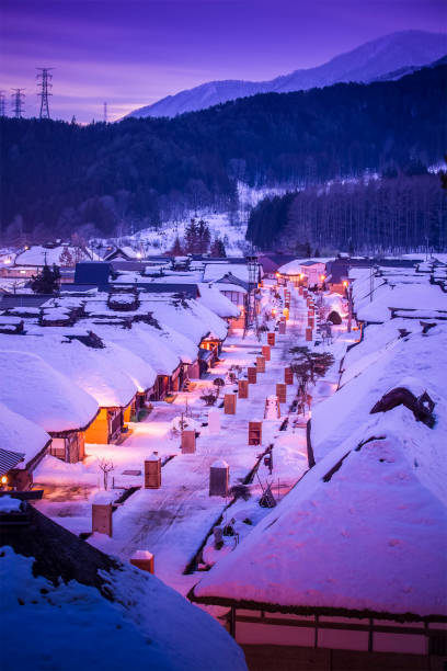 vila de ouchijuku com luz acima no inverno - period costume fotos - fotografias e filmes do acervo