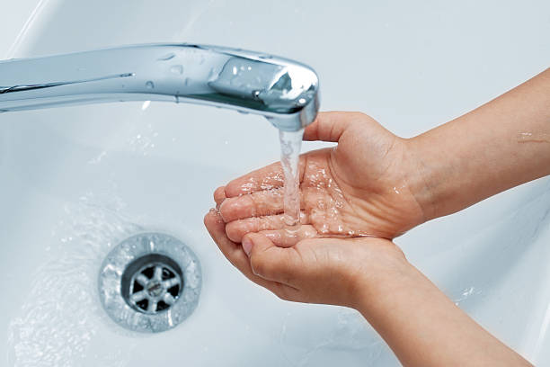 lavagem das mãos - washing hands hygiene human hand faucet imagens e fotografias de stock