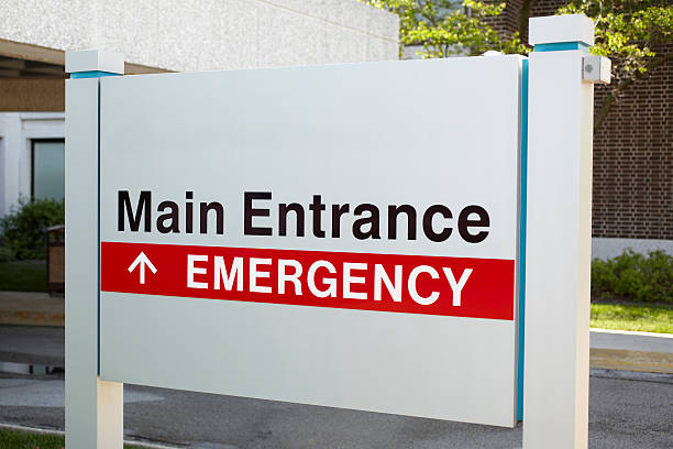 istock Hospital Emergency and Main Entrance Sign 115040436