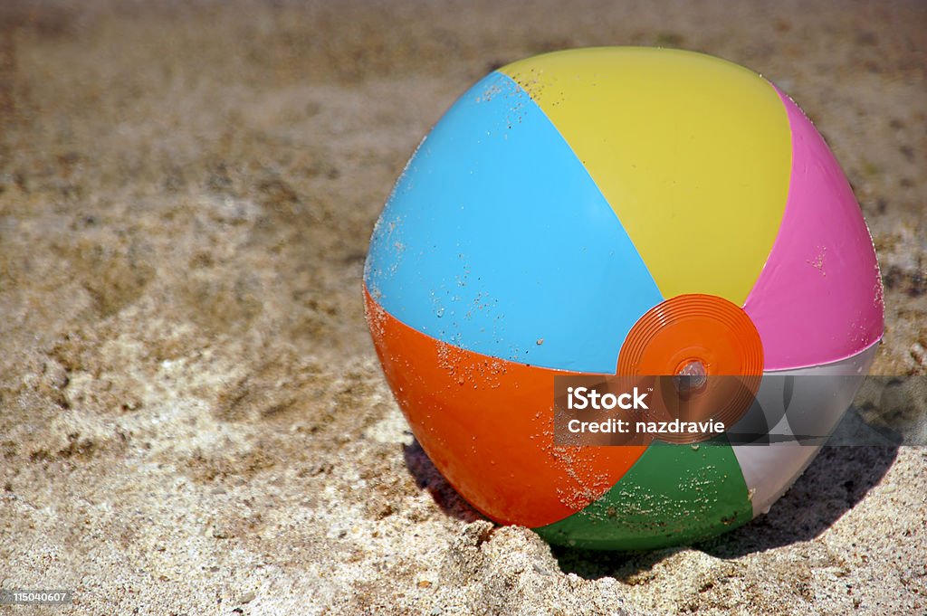 Pelota de playa de arena con espacio de copia - Foto de stock de Pelota de playa libre de derechos