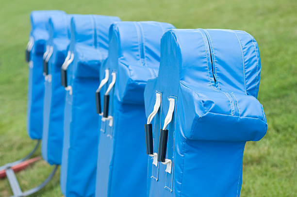 o treino de futebol blocking sled treinamento dummies em uma fileira - blocking sled - fotografias e filmes do acervo