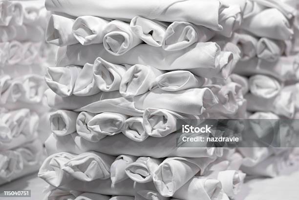 Białe Tkaniny Serwetki Zwinięty I Stacked 1d W Stosie - zdjęcia stockowe i więcej obrazów Bawełna