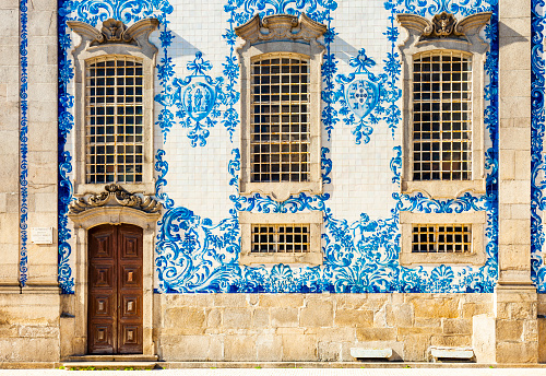 Muro de azulejos de la Igreja do Carmo (iglesia del Carmo) en Oporto, Portugal photo