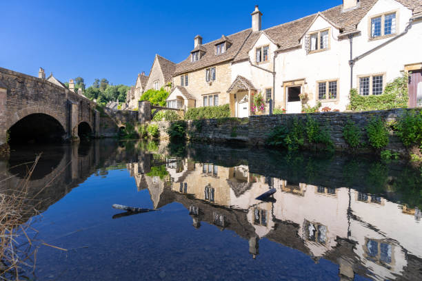 wioski cotswolds w anglii - castle combe zdjęcia i obrazy z banku zdjęć