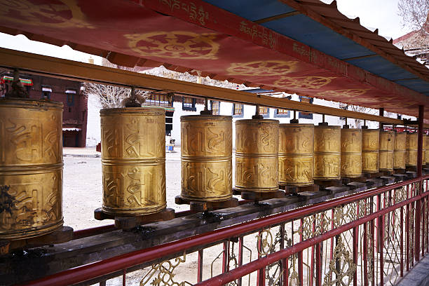 ruedas de oración, el tíbet - lamaism fotografías e imágenes de stock