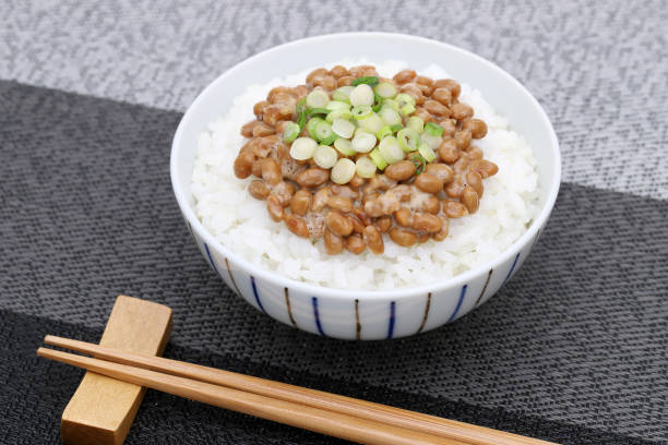 arroz cocido japonés con natto - chopsticks rest kitchen utensil dishware horizontal fotografías e imágenes de stock