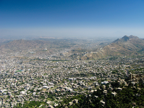 Vista exterior a la ciudad de Taiz desde la fortaleza al-Cahira aka Castillo de el Cairo en Taiz, Yemen photo