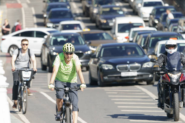 日中の市内の大きな交通。春に都会の高速道路では車だけでなく、オートバイやバイカーも埋めました。 - road biking ストックフォトと画像