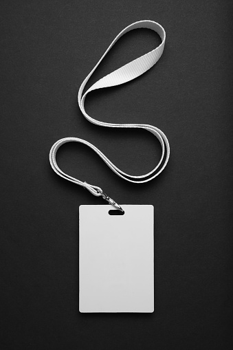 Insignia de Mockup, ID de etiqueta de nombre, tarjeta de cordón sobre fondo negro photo