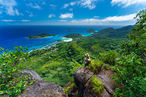 mujer en lo alto de la isla tropical Mountain photo