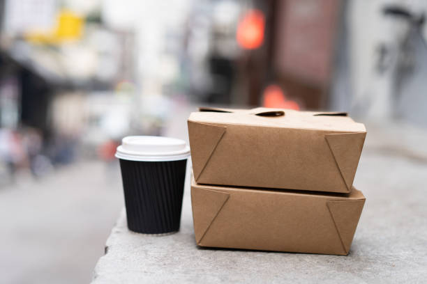 essen zum mitnehmen und heißer kaffee. mock-up-box für cafe logo. - heißgetränk gefäß fotos stock-fotos und bilder