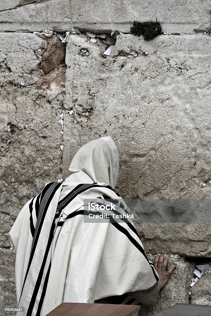 Молитвенный в Иерусалим стена - Стоковые фото Прощение роялти-фри