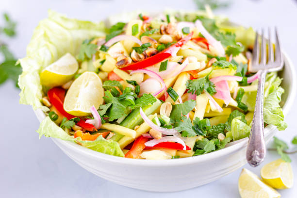thai raw mango / insalata di mango verde - cibo vegano - morning tomato lettuce vegetable foto e immagini stock