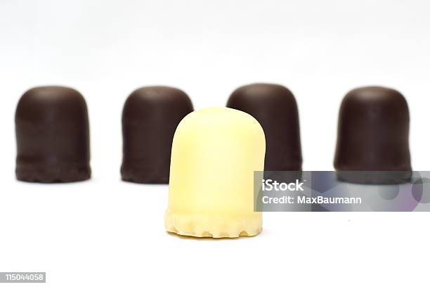 Maverick Coberto De Chocolate Bolo Com Creme - Fotografias de stock e mais imagens de Guloseima de Chocolate - Guloseima de Chocolate, Alimentação Não-saudável, Branco