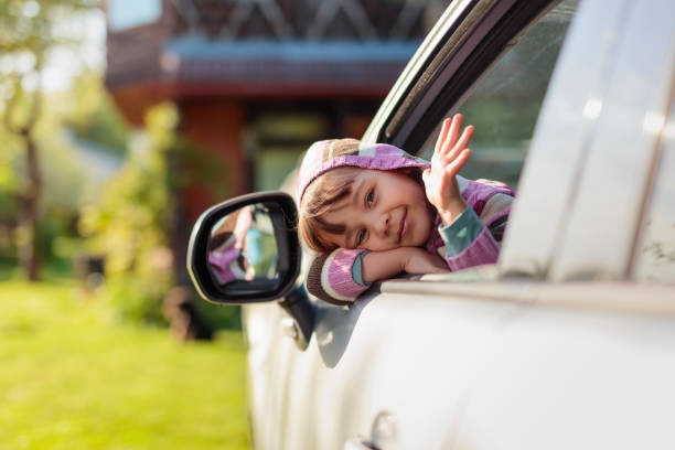 車の中でかなり小さな女の子。 - 3445 ストックフォトと画像