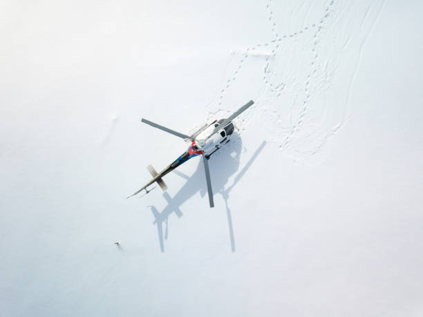 überkopfperspektive des hubschraubers auf einem schneebedeckten feld geparkt - airfield mountain snow airport stock-fotos und bilder