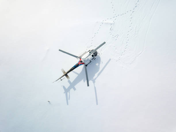 눈 덮인 들판에 주차 된 헬리콥터의 오버 헤드 관점 - helipad 뉴스 사진 이미지