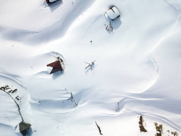 überkopfperspektive des hubschraubers auf einem schneebedeckten feld geparkt - airfield mountain snow airport stock-fotos und bilder