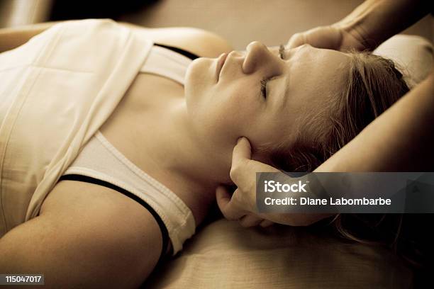 Foto de Massagem e mais fotos de stock de Massagear - Massagear, Adulto, Drenagem