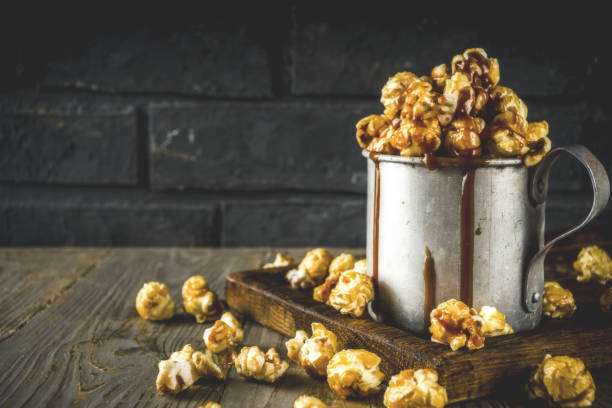 domowa słodka karmelowa kukurydza pop - popcorn snack bowl corn zdjęcia i obrazy z banku zdjęć