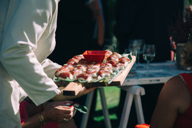 kellner serviert ein tablett von sushi bei einer hochzeit - canape buffet cocktail food stock-fotos und bilder