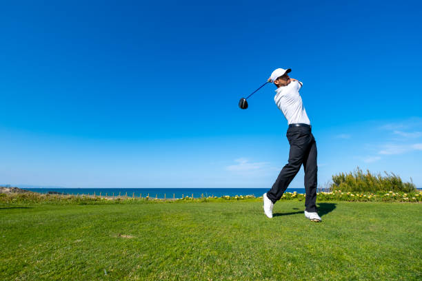 ゴルフ選手がゴルフ場で遊ぶ - swinging ストックフォトと画像