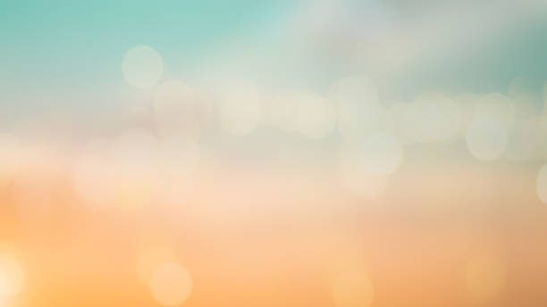 abstrakte unschärfe schönen sonnenaufgang himmel hintergrund in der sommersaison urlaub mit doppelter belichtung bokeh für design-konzept - fokus auf den vordergrund stock-fotos und bilder