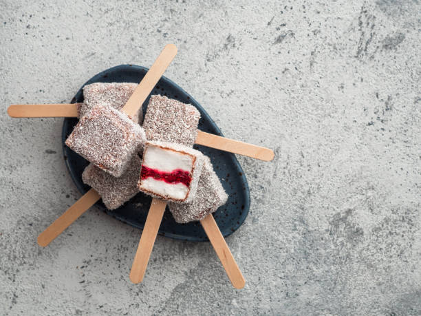 lamington crème glacée pops - lamingtons photos et images de collection