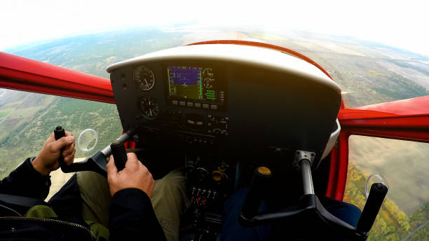 leçon extrême sur le plan de sport, pov de l’homme regardant le panneau de contrôle, l’adrénaline - cockpit airplane aerospace industry control photos et images de collection