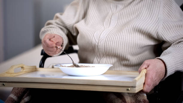 오래 된 여성 환자 먹는 죽, 병원에서 의료, 간호 홈 - senior adult nursing home eating home interior 뉴스 사진 이미지