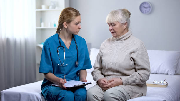 Doctor examining elderly patient, writing diagnosis in medical records, pain Doctor examining elderly patient, writing diagnosis in medical records, pain human cardiopulmonary system audio stock pictures, royalty-free photos & images