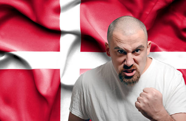 homme fâché contre le drapeau du danemark - fan hooligan screaming shouting photos et images de collection