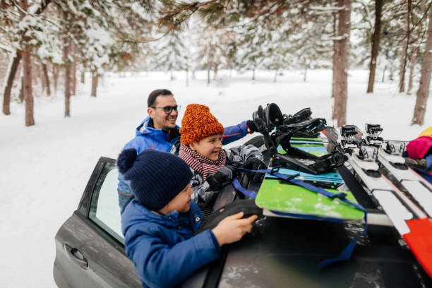 gotowy do zimowej podróży - family skiing ski vacations zdjęcia i obrazy z banku zdjęć