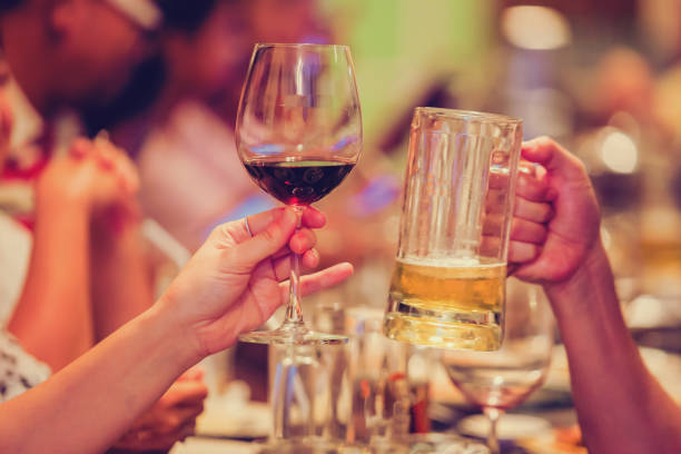 gruppo di persone irriconoscibili che brindano con vino e birra. amico che brinda dicendo applausi - glass bar relaxation red foto e immagini stock