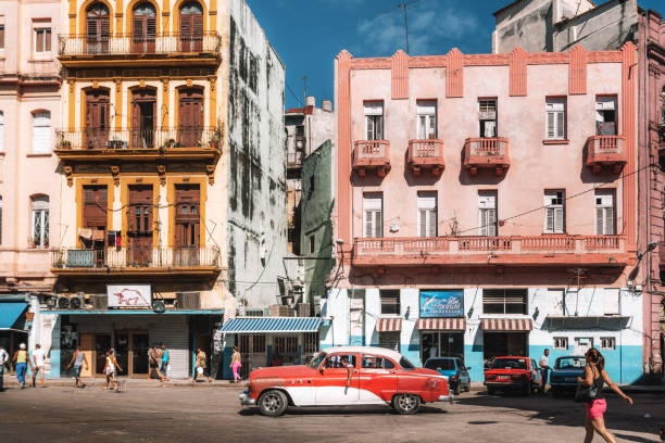 scène de rue à la havane, cuba - chevrolet havana cuba 1950s style photos et images de collection