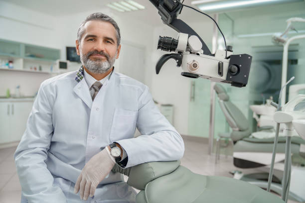 dentista barbudo posando en clínica privada moderna. - medical exam dentist dentists chair dental assistant fotografías e imágenes de stock