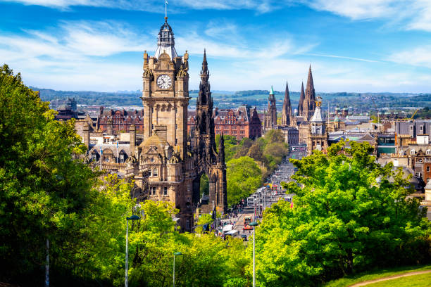 vista desde la colina de calton en princes street en edimburgo, escocia, reino unido - scottish travel fotografías e imágenes de stock