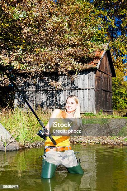 Mujer De Pesca Foto de stock y más banco de imágenes de Actividad - Actividad, Actividades recreativas, Adulto