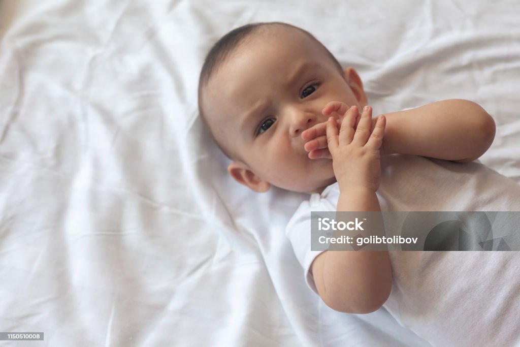 Ein kleiner Junge saugt seine Finger - Lizenzfrei 0-11 Monate Stock-Foto