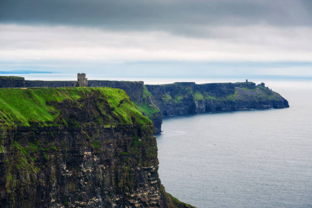 torre di osservazione della pietra a cliffs of moher in irlanda - cliffs of moher county clare cliff republic of ireland foto e immagini stock