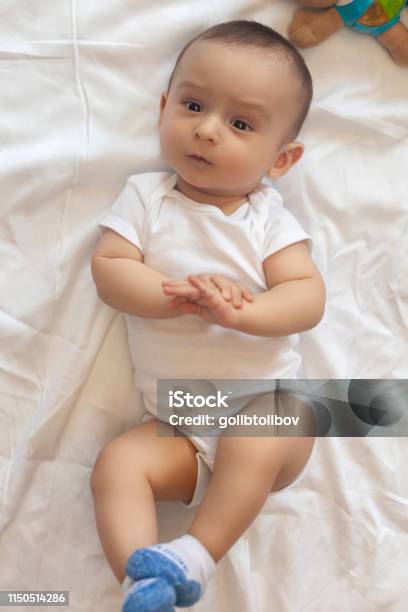 68 Monate Alter Babyjunge Liegt Spielerisch Im Bett Stockfoto und mehr Bilder von 0-11 Monate