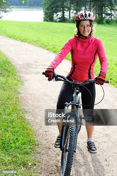 Foto de Ciclismo Mulher e mais fotos de stock de Adulto - Adulto, Artigo de vestuário para cabeça, Atividade