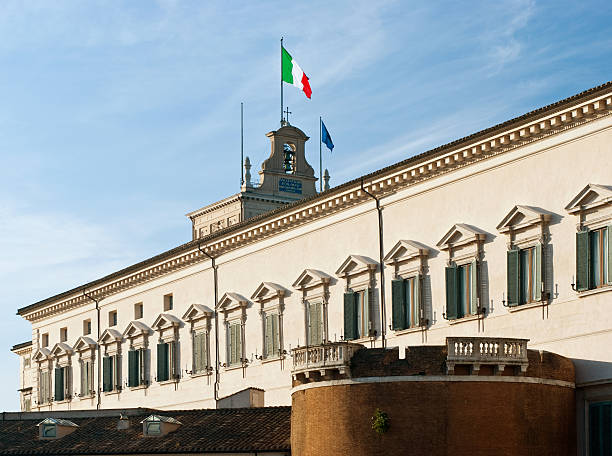 Sobre Roma/Arquitetura/bandeira italiana/Italy/Residência Presidencial/Quirinale/República - foto de acervo