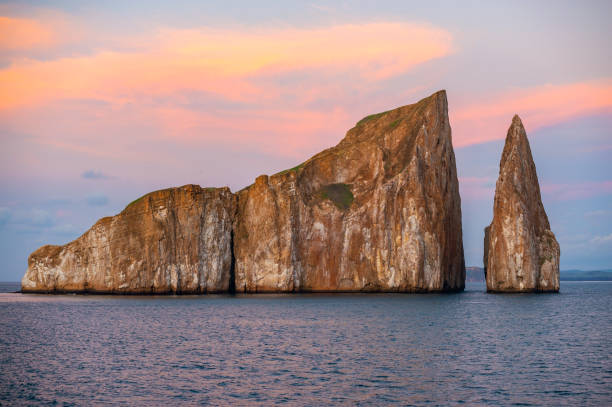 kicker rock sunset, galapagos, équateur - dormant volcano photos et images de collection