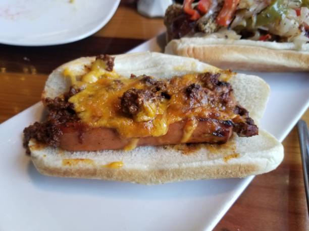 istock Chili Dog On White Plate 1150521141