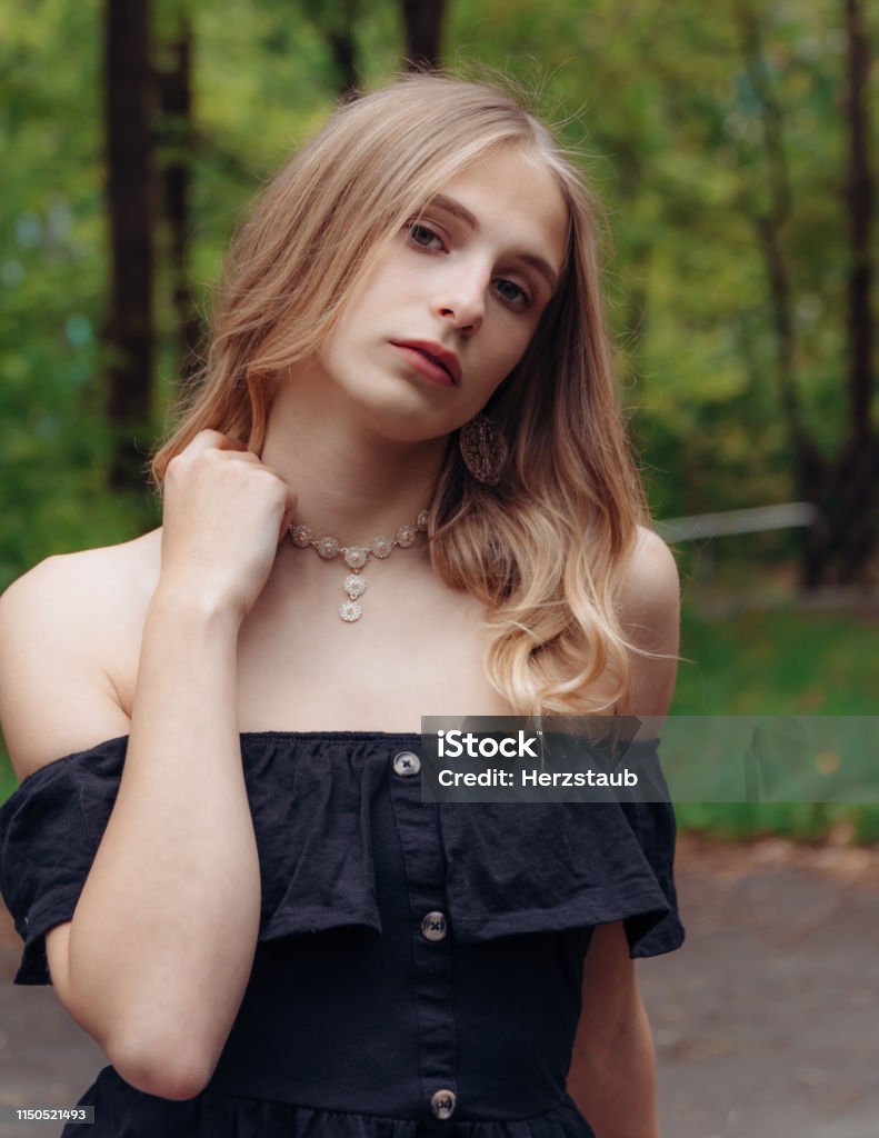 Chân Dung Người Phụ Nữ Tóc Vàng Xinh Đẹp Mặc Đồ Đen Hình ảnh Sẵn ...