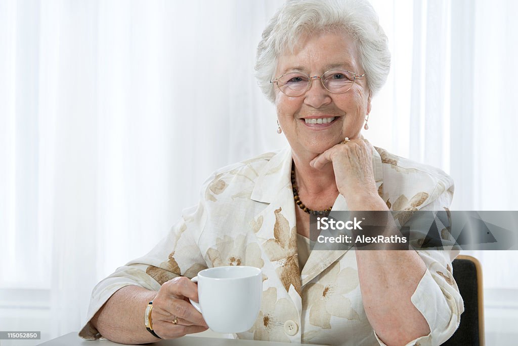 Mujer mayor - Foto de stock de Abuela libre de derechos