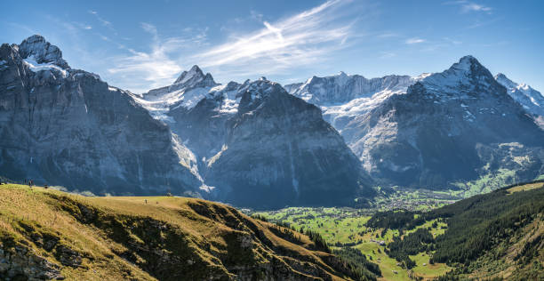 альпы знаковых швейцарских альпийских вершин панорама над гриндельвальд - switzerland european alps schreckhorn horizontal стоковые фото и изображения