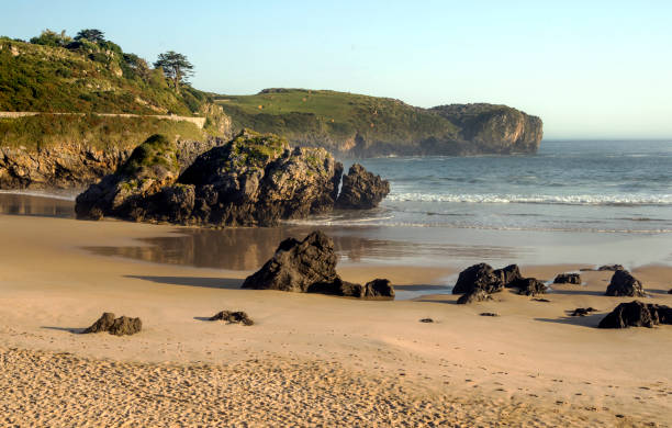 piedras en la playa - playa del silencio asturias fotografías e imágenes de stock